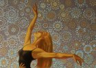 Фрагмент картины «Высокие мгновения. Современный балет». Танцующая девушка на орнаментальном фоне.