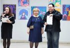 Curator, organizer and participant of the exhibition Svetlana Konstantinova presents Alexey Akindinov with gratitude for participation in the exhibition \"Inspiration by Ornament\". Lyubertsy Art Gallery, February 4, 2023 Moscow.