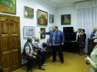 Алексей Акиндинов проводит экскурсию по своим картинам. Захаровский краеведческий музей, открытие персональной выставки Алексея Акиндинова «Моя малая Родина», 2 июня 2016.
