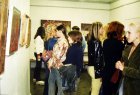 В выставочной галерее Рязанской Областной юношеской библиотеки на открытии ХI персональной выставки Алексея Акиндинова «Ключь», сентябрь 2003г. Зрители у картин Акиндинова.