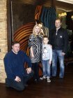 Алексей Акиндинов у картины \"Зебра 1\", с заказчиками: супругами Александром и Маргаритой и их сыном, на их квартире.