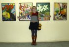 Художница Елена Гонтаренко на фоне своих картин.