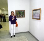 Художница - Наталья Меделяева на фоне своих работ.