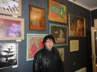 Алексей Акиндинов на фоне своих картин. 