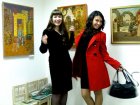 Художницы Анна Филимонова (слева) и Ольга Лёвина на открытии выставки Алексея Акиндинова. 25 сентября 2009.
