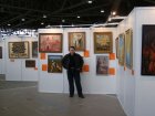 Алексей на фоне выставки-конкурса и своих работ, выставленных на конкурс.