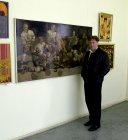 Алексей Акиндинов у своей картины «Ледовые рыцари» на открытии Областной выставки «Весна 2011», апрель 2011.